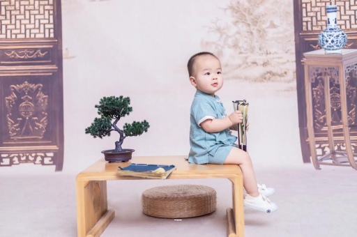 长葛宝宝边吃奶边挣扎烦躁
